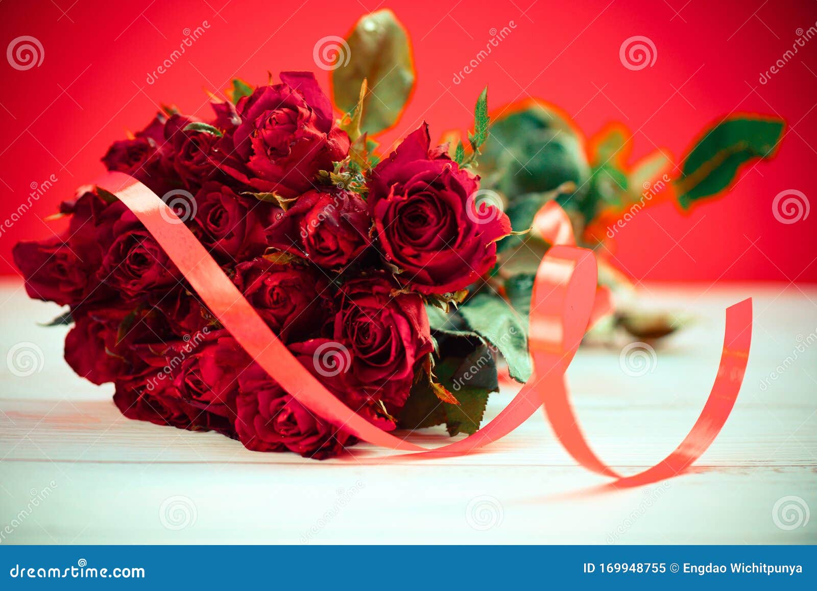 Natural Fresh Red Roses Flower Bouquet with Ribbon - Close Up Rose ...