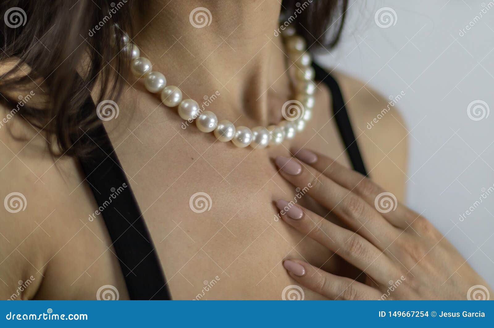 Pearl Necklace Nude Nails