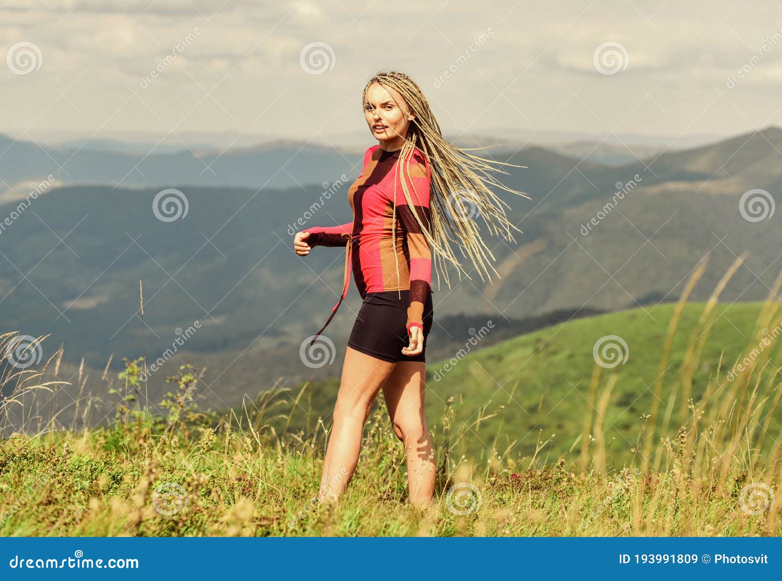 Chirrido mezcla Cambio 1,097 Sexy Woman Hiking Stock Photos - Free & Royalty-Free Stock Photos  from Dreamstime