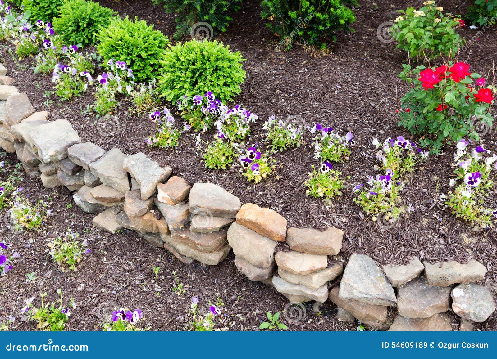 Natuurlijke rots behoudende muur in een tuin stock foto ... Bedden met stenen muur achtergrond