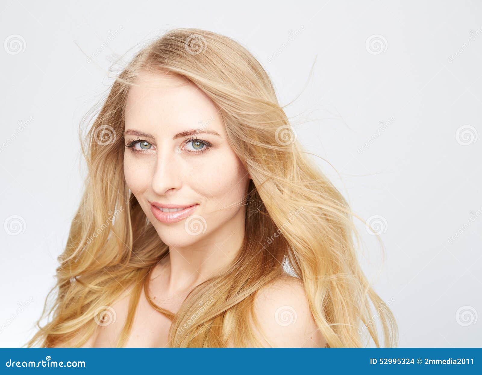 Natürliche blonde Schönheit. Schönheit mit dem lang geraden blonden Haar Art und Weisebaumuster, das am Studio aufwirft
