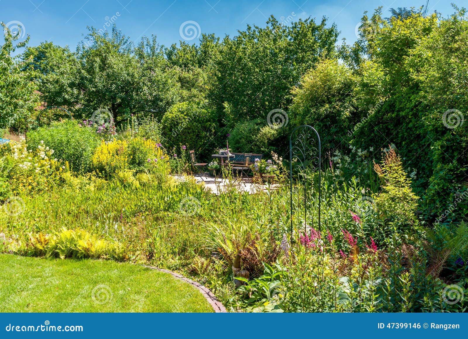Natürlicher Garten Im Sommer Stockfoto Bild von lebensraum, blau