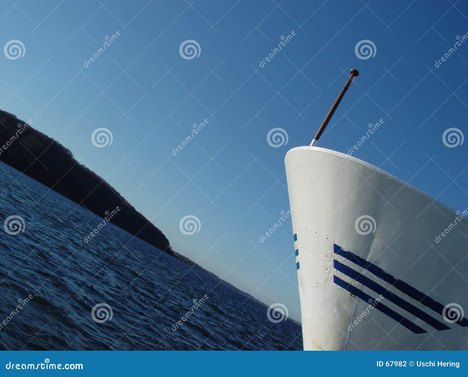 Nautic. Front jest niebieski dziobu statku wody białego nieba