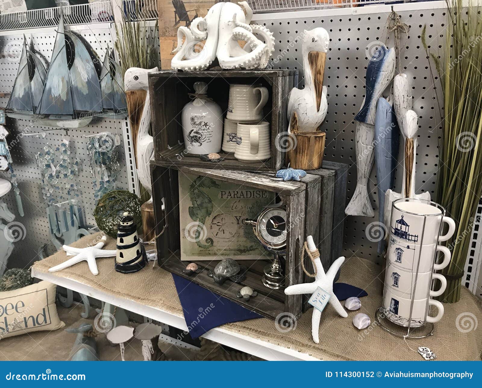 https://thumbs.dreamstime.com/z/nautical-decorations-shelf-decor-store-items-include-starfish-pelicans-octopus-fish-sailboats-other-coastal-themed-114300152.jpg