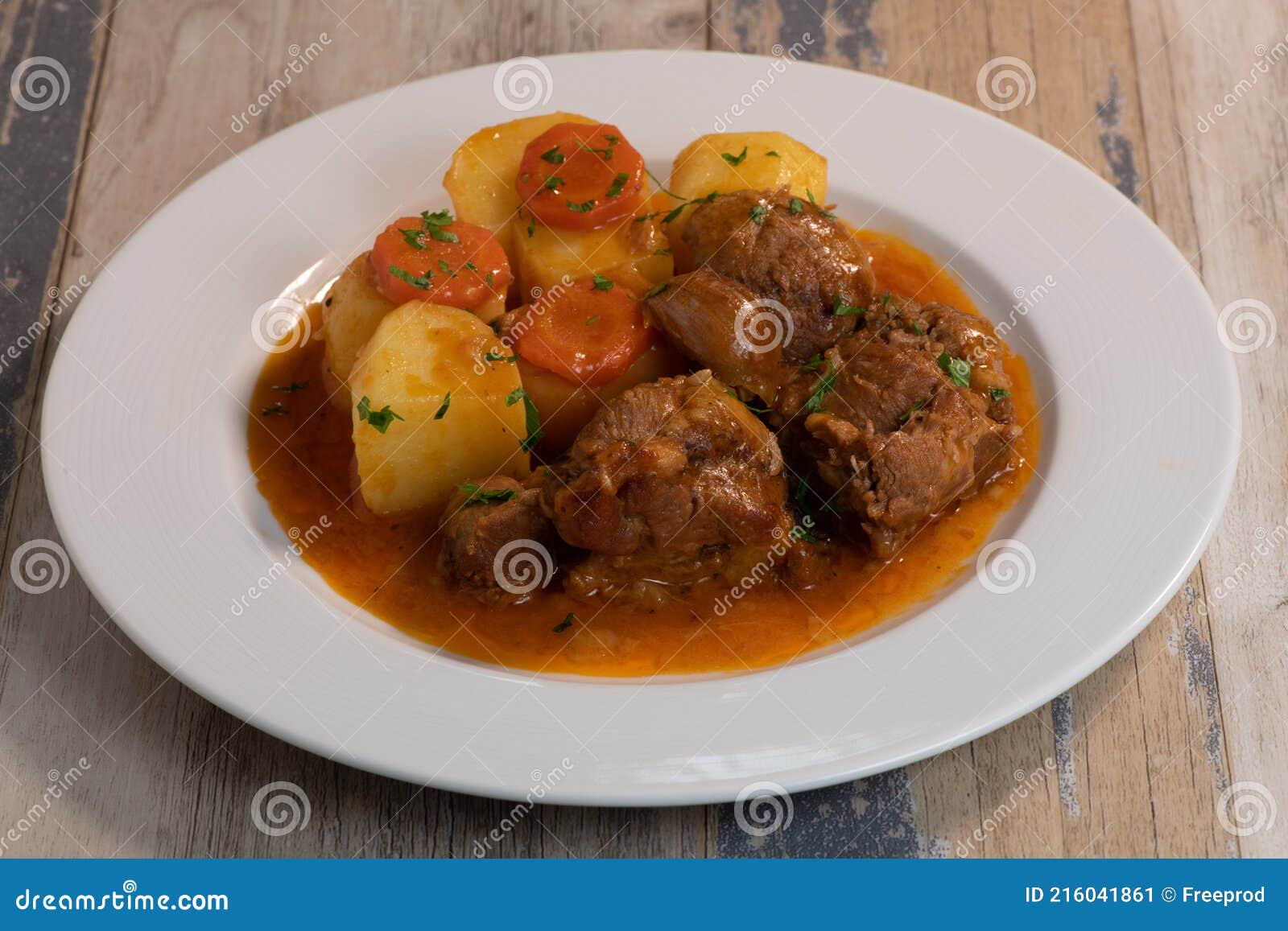 Navarin Lamm Schaft Eintopf Auf Holztisch Und Kartoffeln Stockbild ...