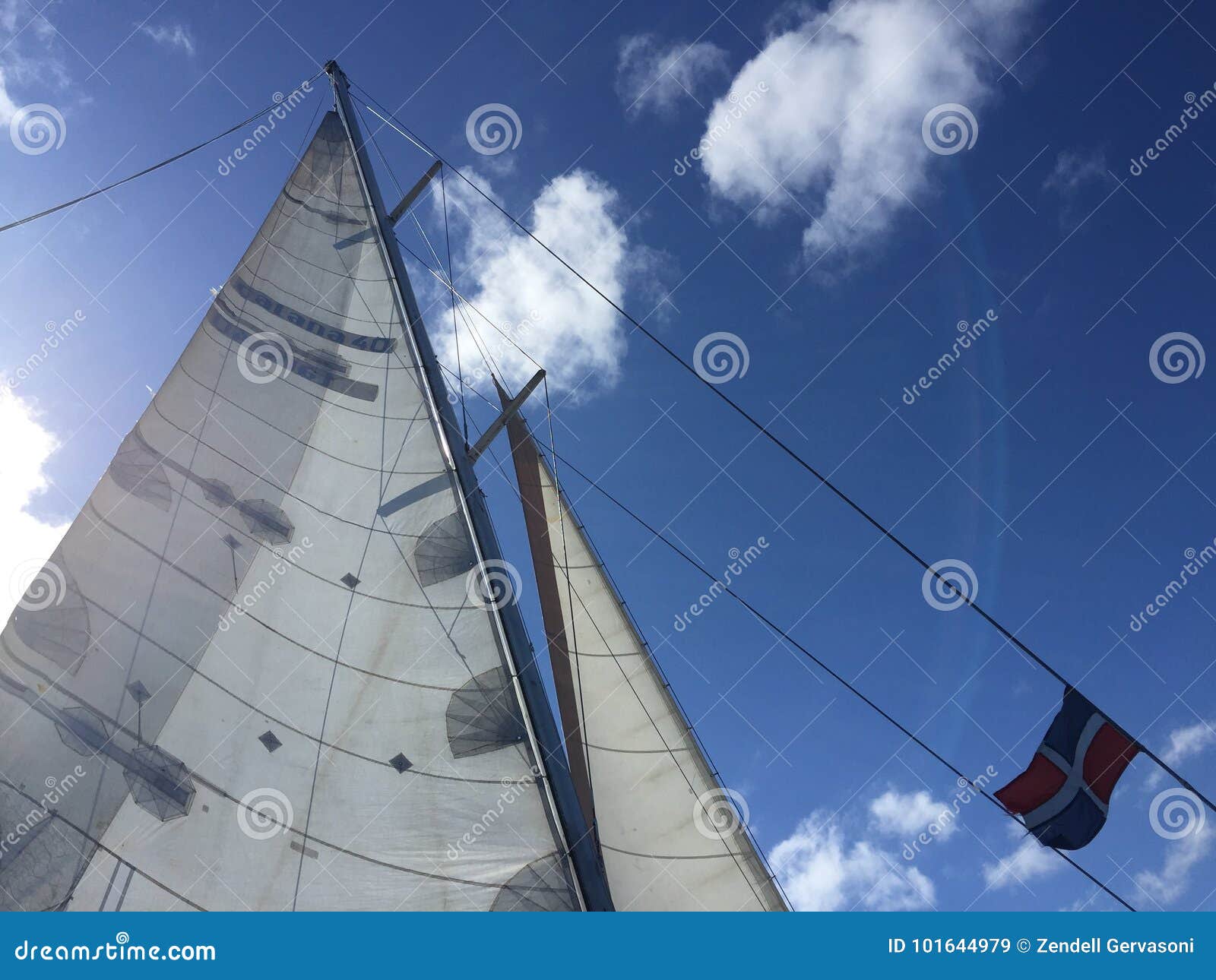 Nave all'isola di Saona. Barca a vela all'isola di Saona in mar dei Caraibi con la bandiera della Repubblica dominicana