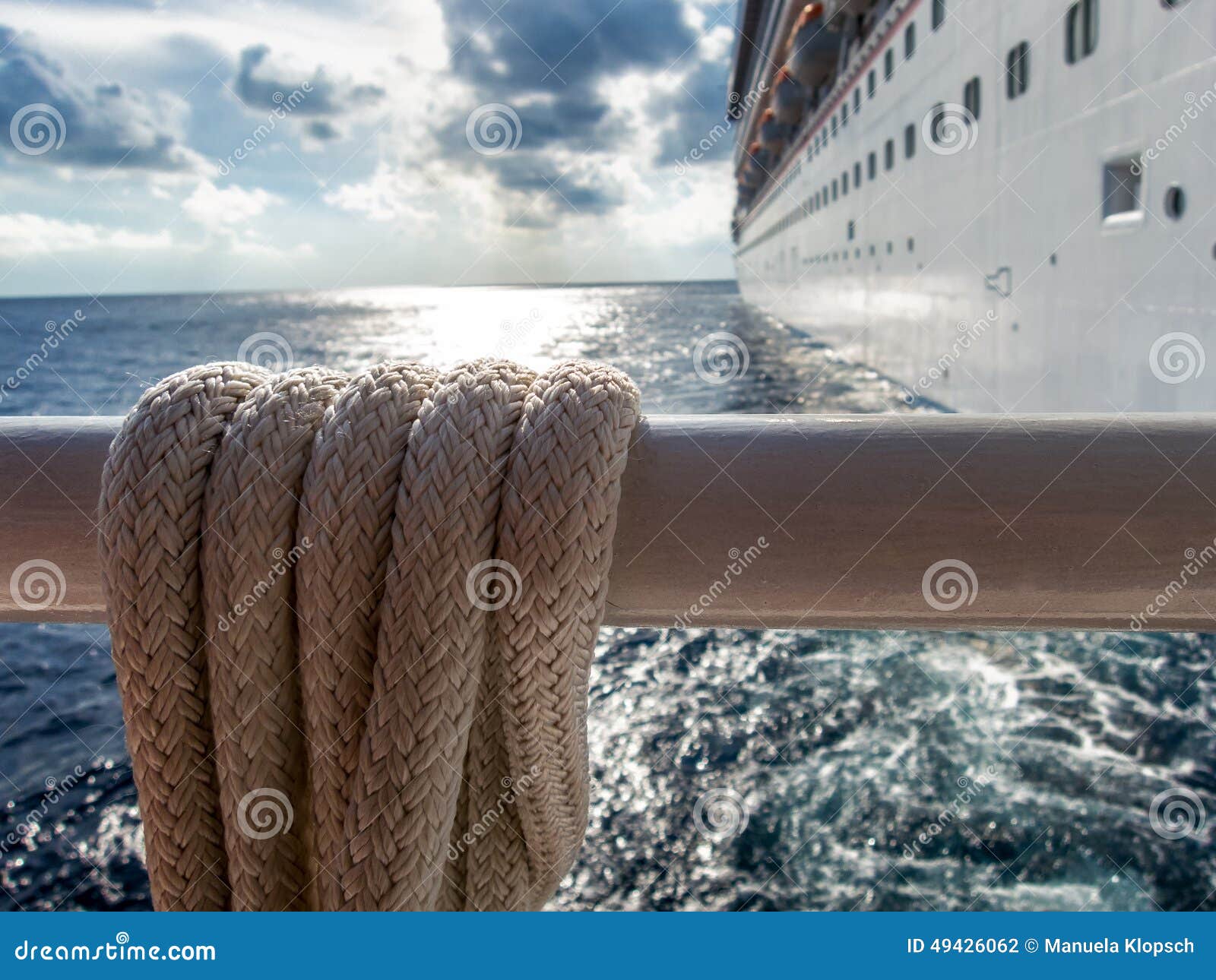 Nave da crociera nel mare caraibico. Vista laterale di una nave da crociera nel mar dei Caraibi con la corda nautica nella priorità alta, immagine girante