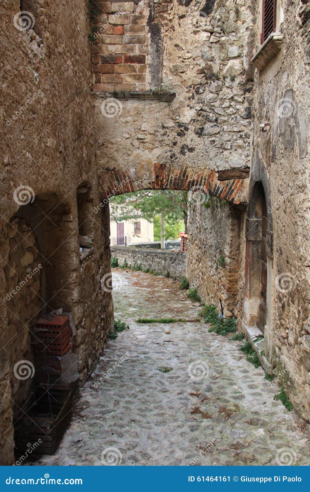 Navelli, Una Ciudad Medieval En Abruzos, Italia Imagen de archivo - Imagen  de habitado, renombrado: 61464161, image size:1067x1690