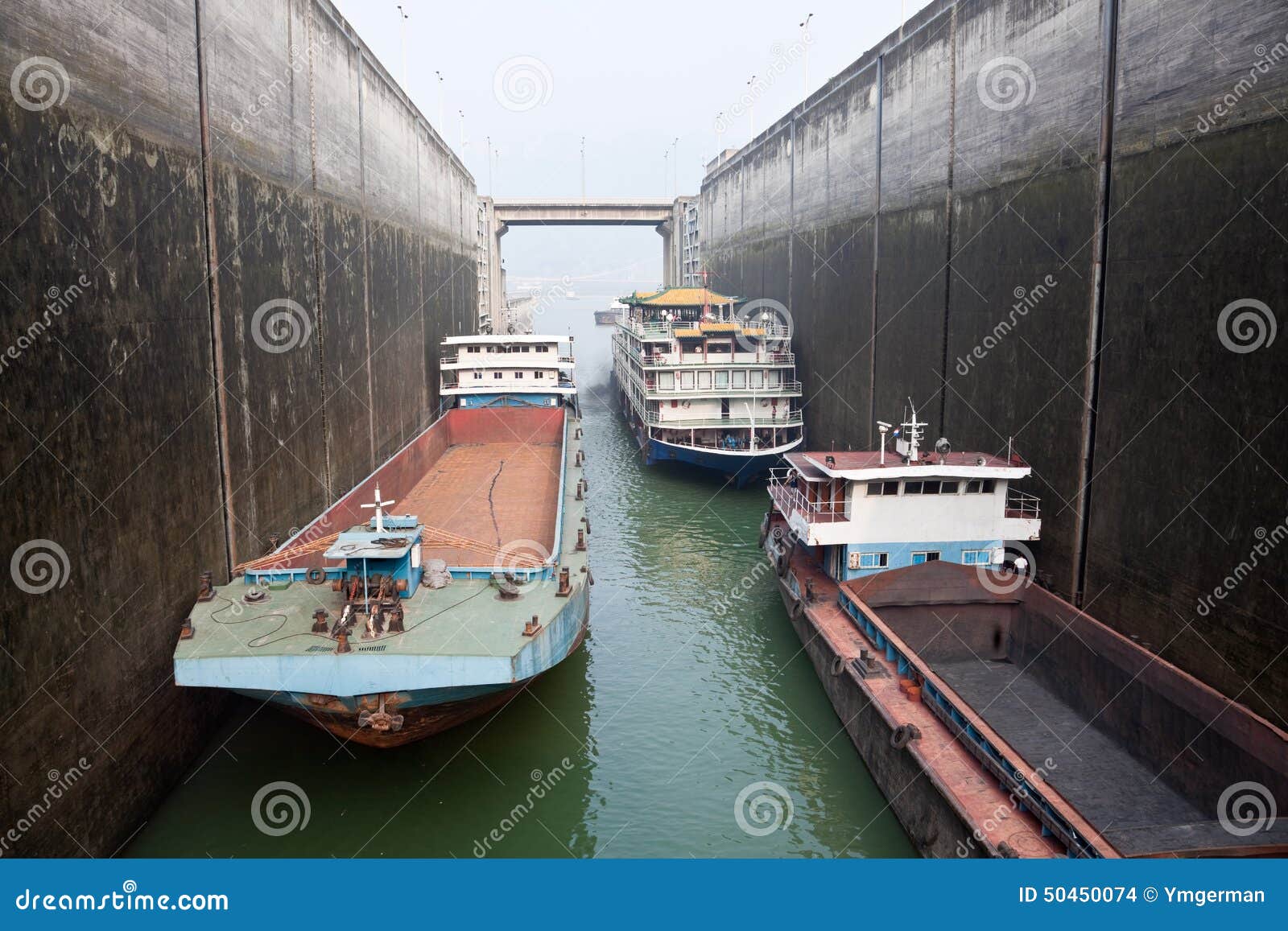 Naves que suben en la cerradura en Three Gorge Dam, China