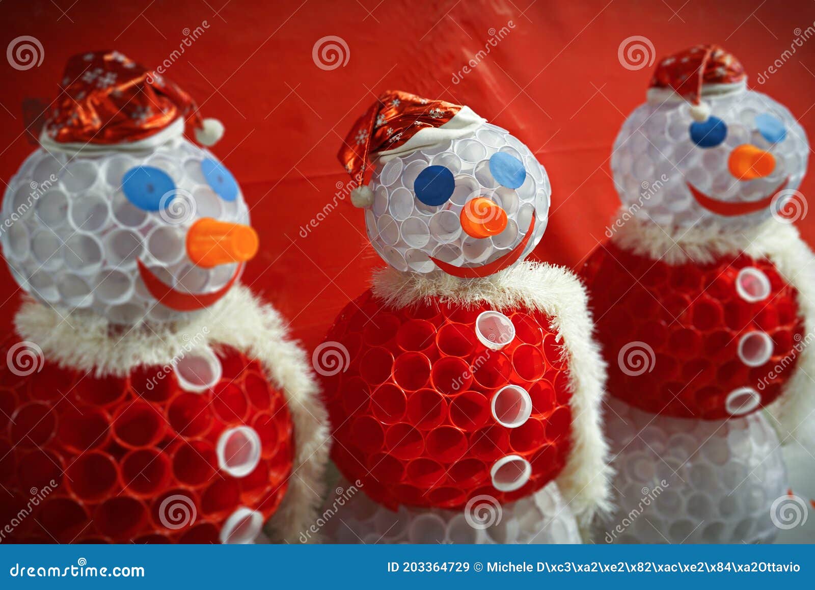 Navidad Artesanía De Muñecos De Nieve Con Vasos De Plástico Imagen de  archivo - Imagen de fondo, reciclado: 203364729