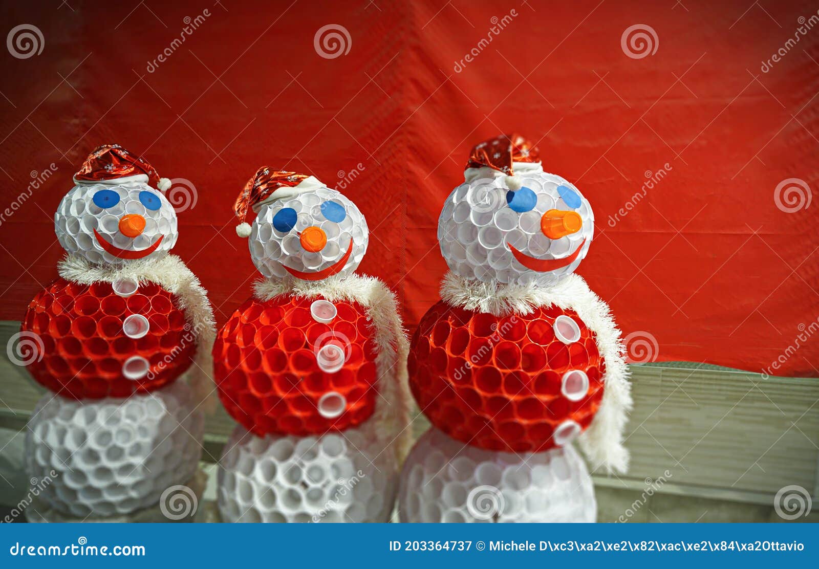 lana paridad Eficiente Navidad Artesanía De Muñecos De Nieve Con Vasos De Plástico Imagen de  archivo - Imagen de diciembre, alegre: 203364737