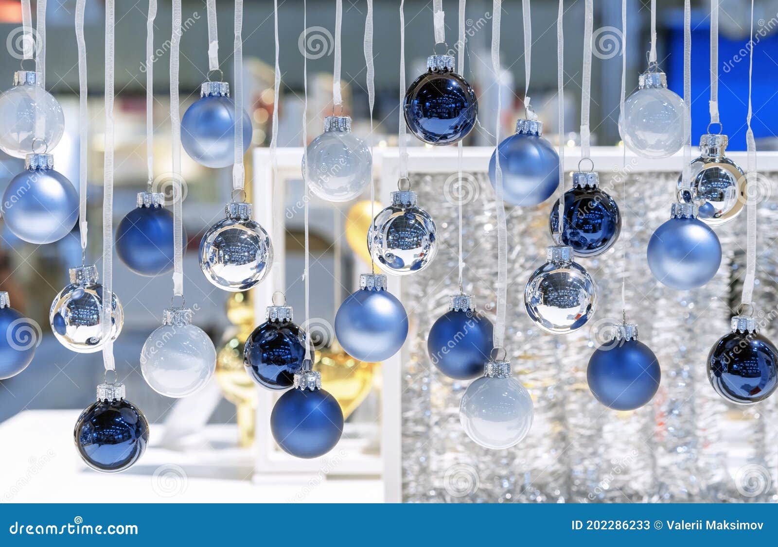 caloría Sillón ajuste Navidad Azul Oscuro Azul Claro Azul Y Blanca Pequeñas Bolas Cuelgan De  Cintas Blancas. Decoración Navideña Imagen de archivo - Imagen de navidad,  hilos: 202286233
