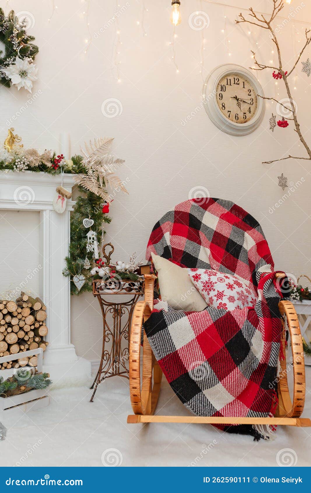 Navidad Navidad Chimenea Decorativa Con Troncos Dentro De Corona Y Mecedora  Con Almohadones Y Almohadones Rojos. Salón Festivo Imagen de archivo -  Imagen de festivo, rojo: 262590111