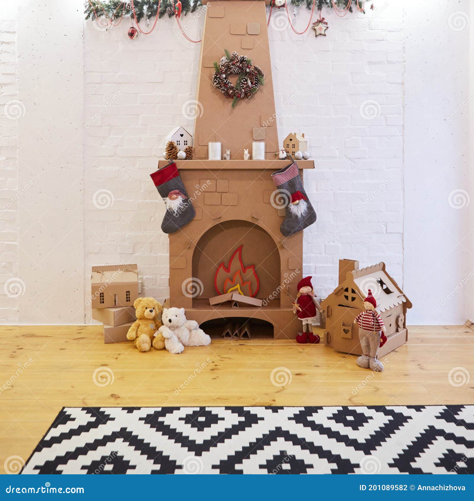 Navidad De Cartón Decoración Del Hogar Con Regalos De árbol Y Chimenea. Foto de archivo - Imagen de verde, acogedor: 201089582 Navidad De Cartón Decoración Del Hogar Con Regalos De árbol Y Chimenea. Foto de archivo - Imagen de verde, acogedor: 201089582