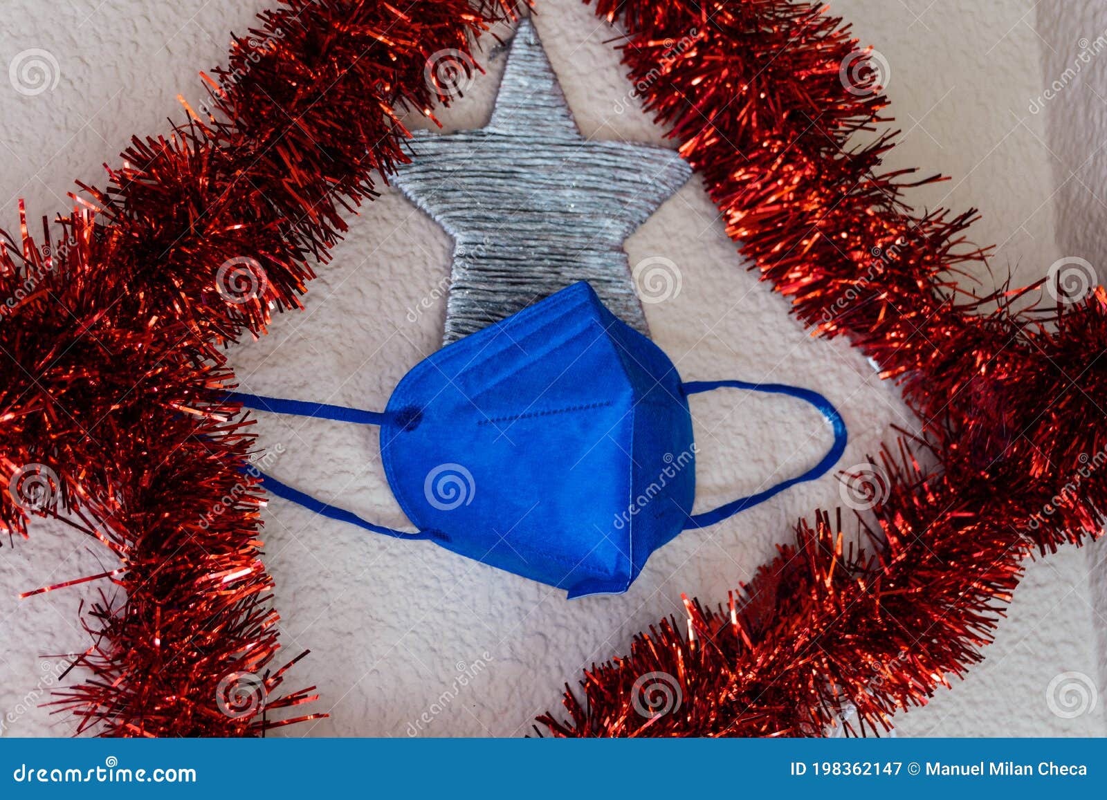 navidad en la nueva realidad (covid 19). decoraciÃÂ³n con bola roja con mascarilla mÃÂ©dica. concepto de navidad seguro