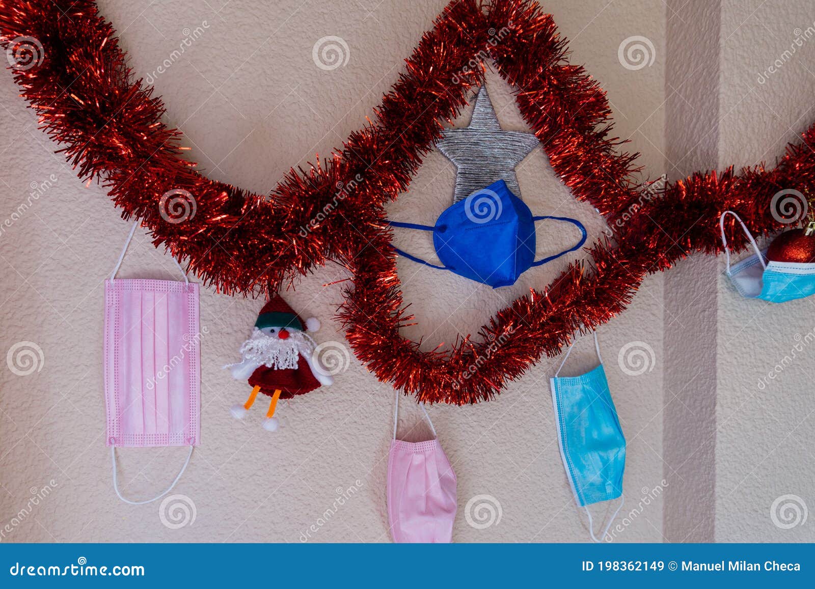 navidad en la nueva realidad (covid 19). decoraciÃÂ³n con bola roja con mascarilla mÃÂ©dica. concepto de navidad seguro