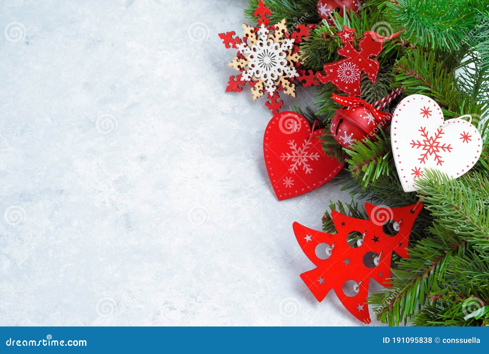 Feliz navidad y próspero año nuevo fondo de navidad con poinsettia copos  de nieve estrellas y bolas tarjeta de felicitación banner de vacaciones  cartel web  Vector Premium