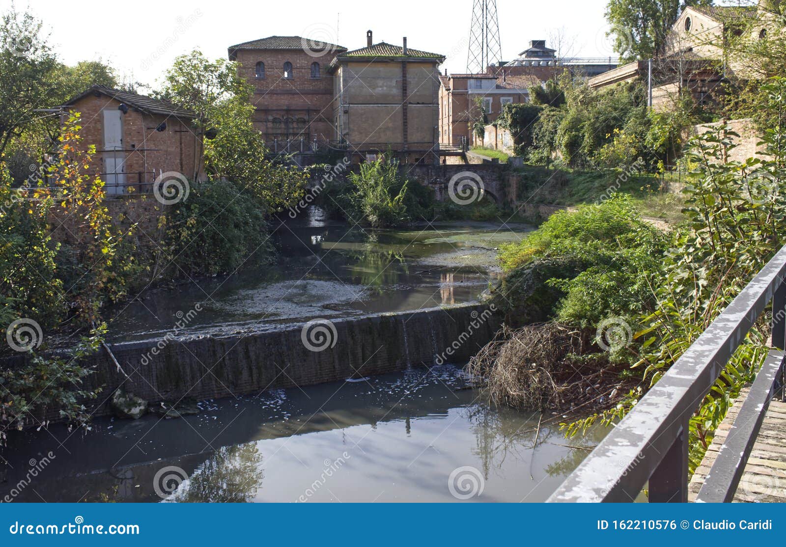 the navile canal of bologna was an important link to commercial traffic, thanks to a river lock chiusa it was navigable up to th