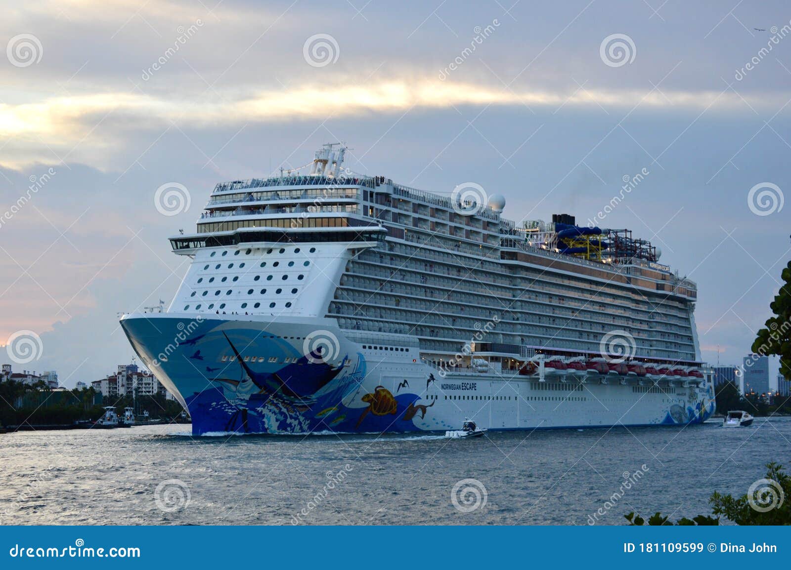 Navio De Cruzeiro De Fuga Ncl Que Sai Do Porto De Miami A Vista De Sunset Aft Imagem De Stock Imagem De Linha Fuga
