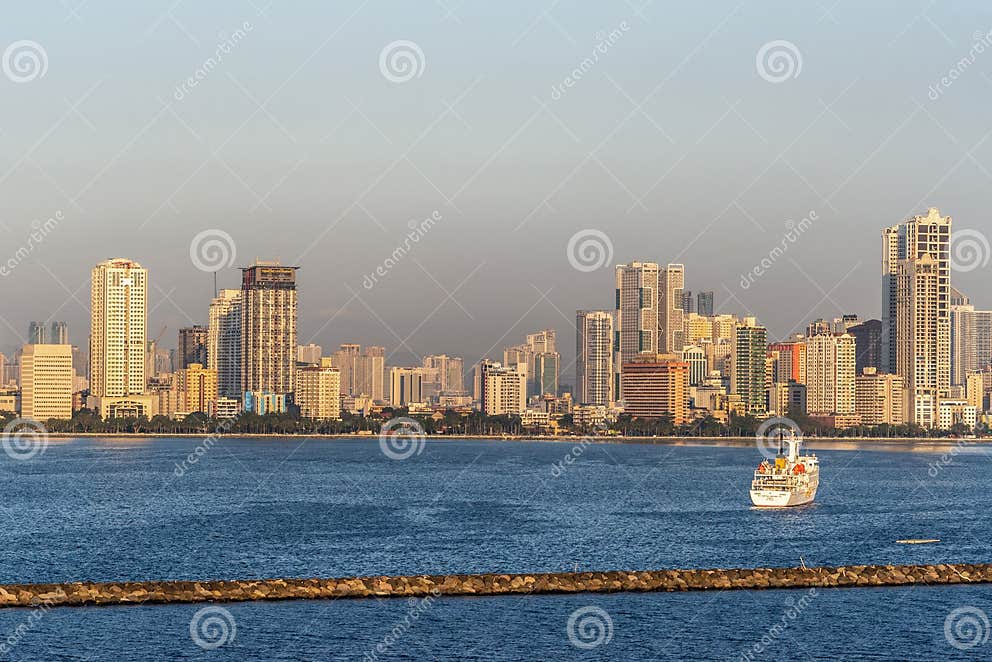 Navio De Salvamento Amosup E Mansões Malate Bayview Ao Largo De South ...