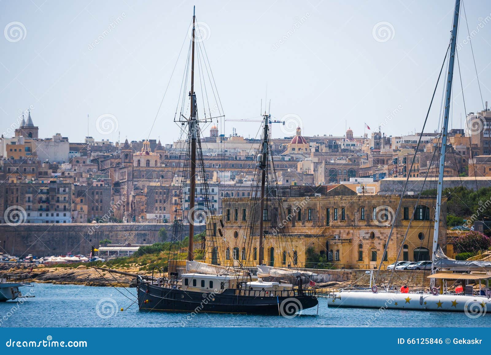 Navio no porto de Valletta. Envie no porto de Valletta em Malta no fundo da cidade