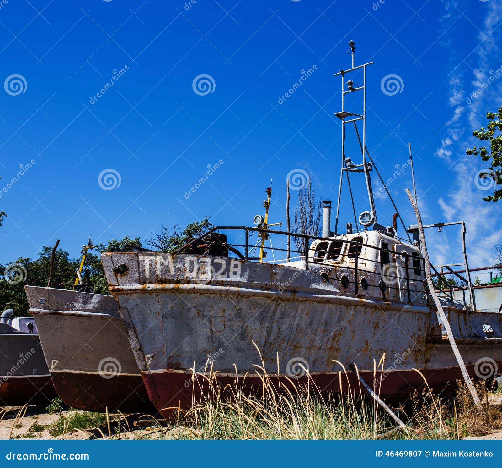 Navio oxidado abandonado na costa