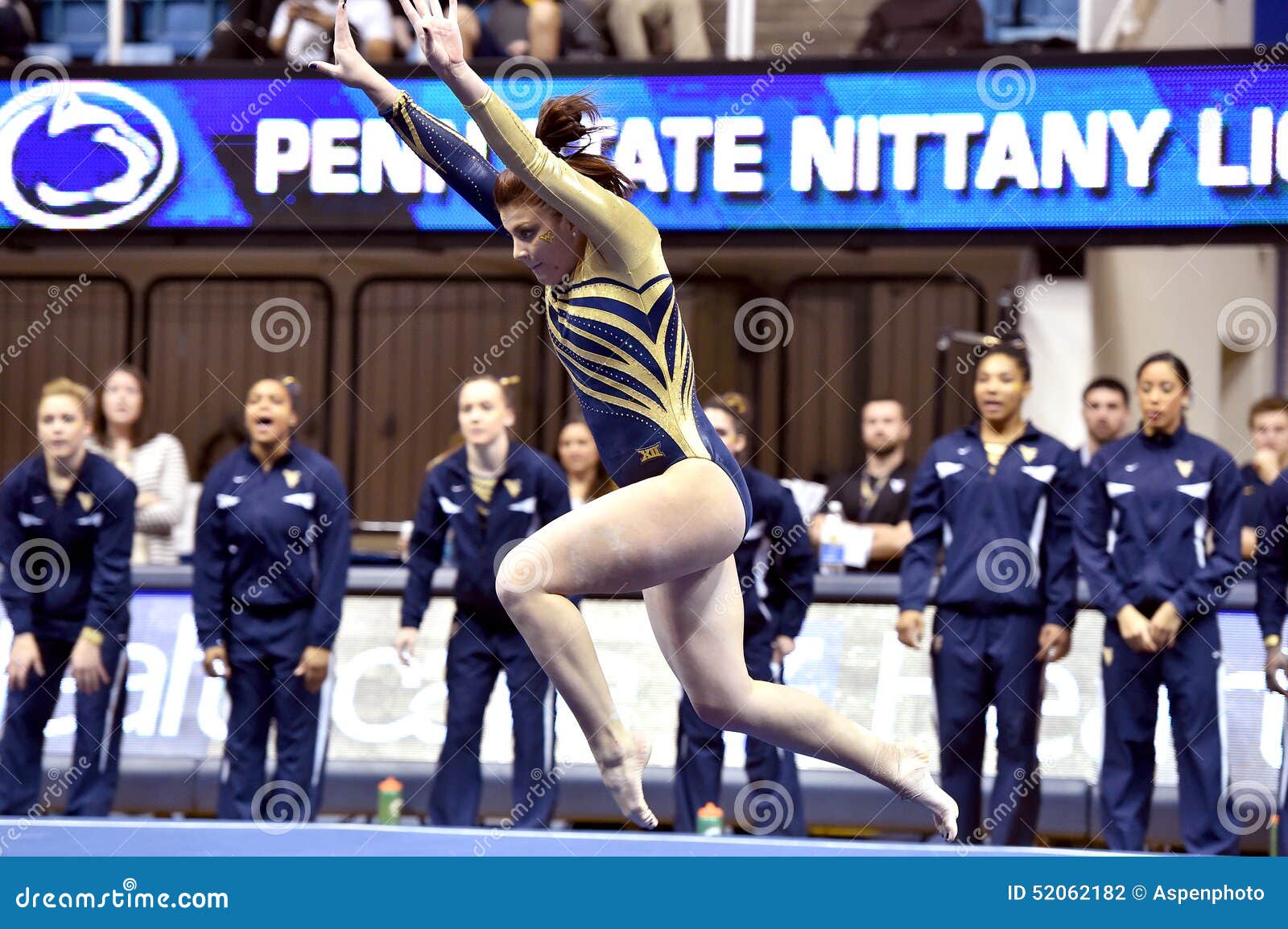 2015 NCAA-Gymnastik - WVU-Pennzustand. MORGANTOWN, WV - 8. MÄRZ: WVU-Turner Nicolette Swoboda konkurriert in der Bodenübung während eines Doppeltreffens am 8. März 2015 in Morgantown, WV