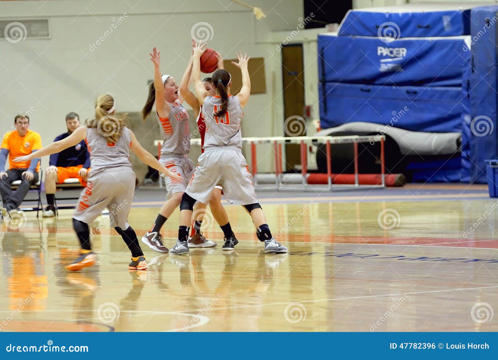Ncaakvinnors basket redaktionell bild. Bild av munstycke 47782396