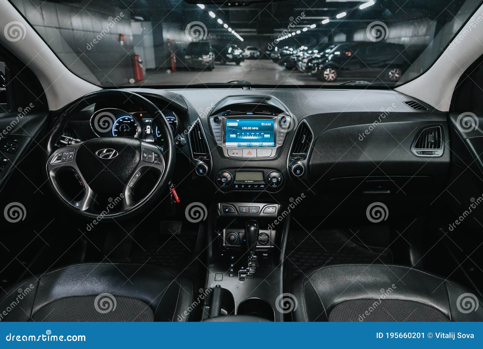 Novosibirsk, Russie - 12.26.2019 : l'intérieur de la voiture Mazda 3 avec  tableau de bord, volant multifonctions et le compteur après nettoyage avant  de s Photo Stock - Alamy