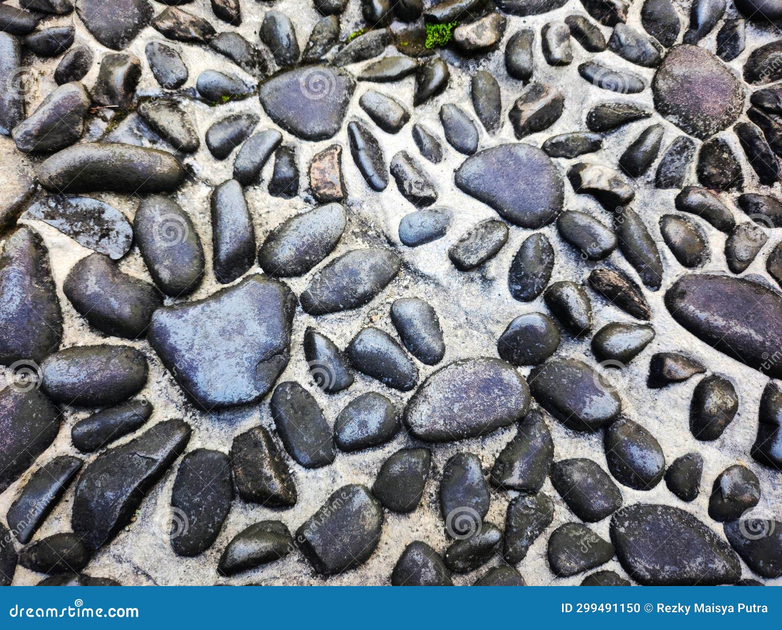 the neatly arranged arrangement of the stones forms a very beautiful motif