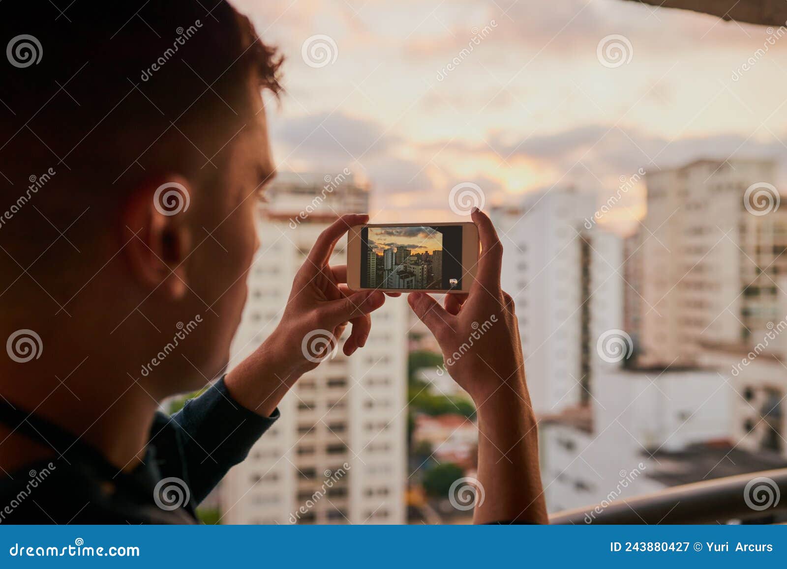 Necesito Capturar Esto Antes De Que Se Ponga El Sol. Imagen Recortada