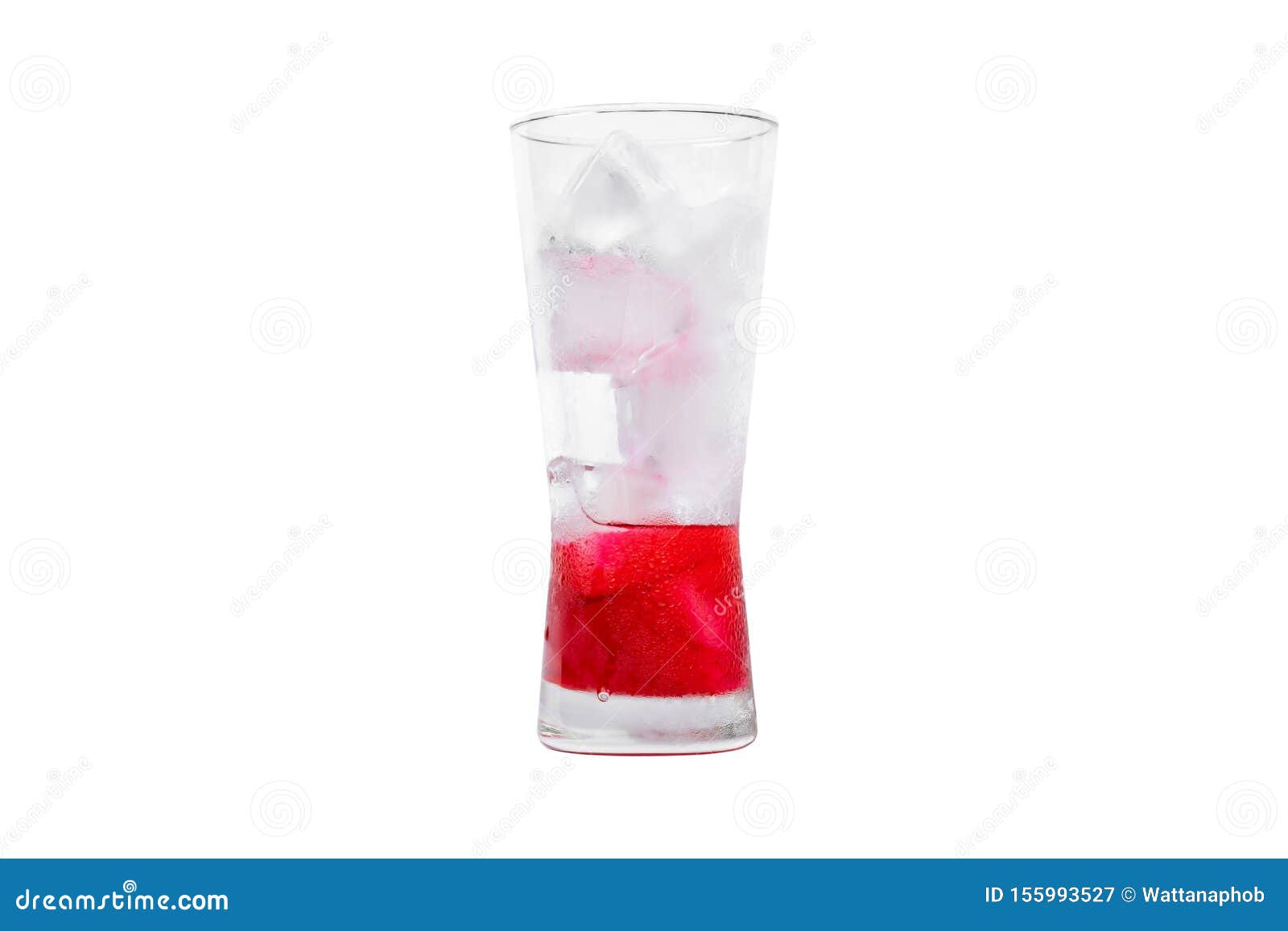 Nectar rouge avec soda et glace dans le verre isolé sur fond blanc