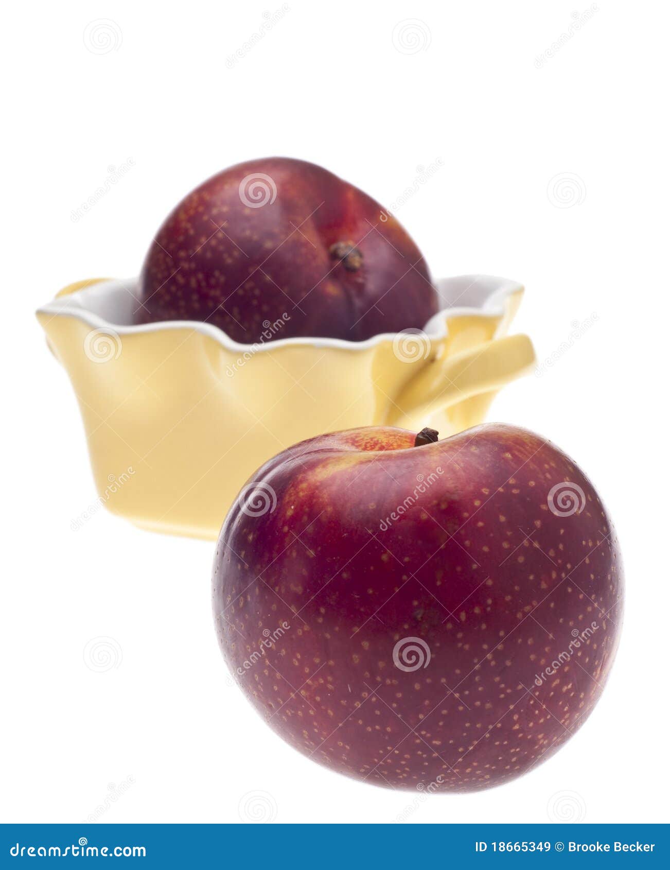 Nectarine in Een Gele Kokende Schotel Stock Afbeelding Image of