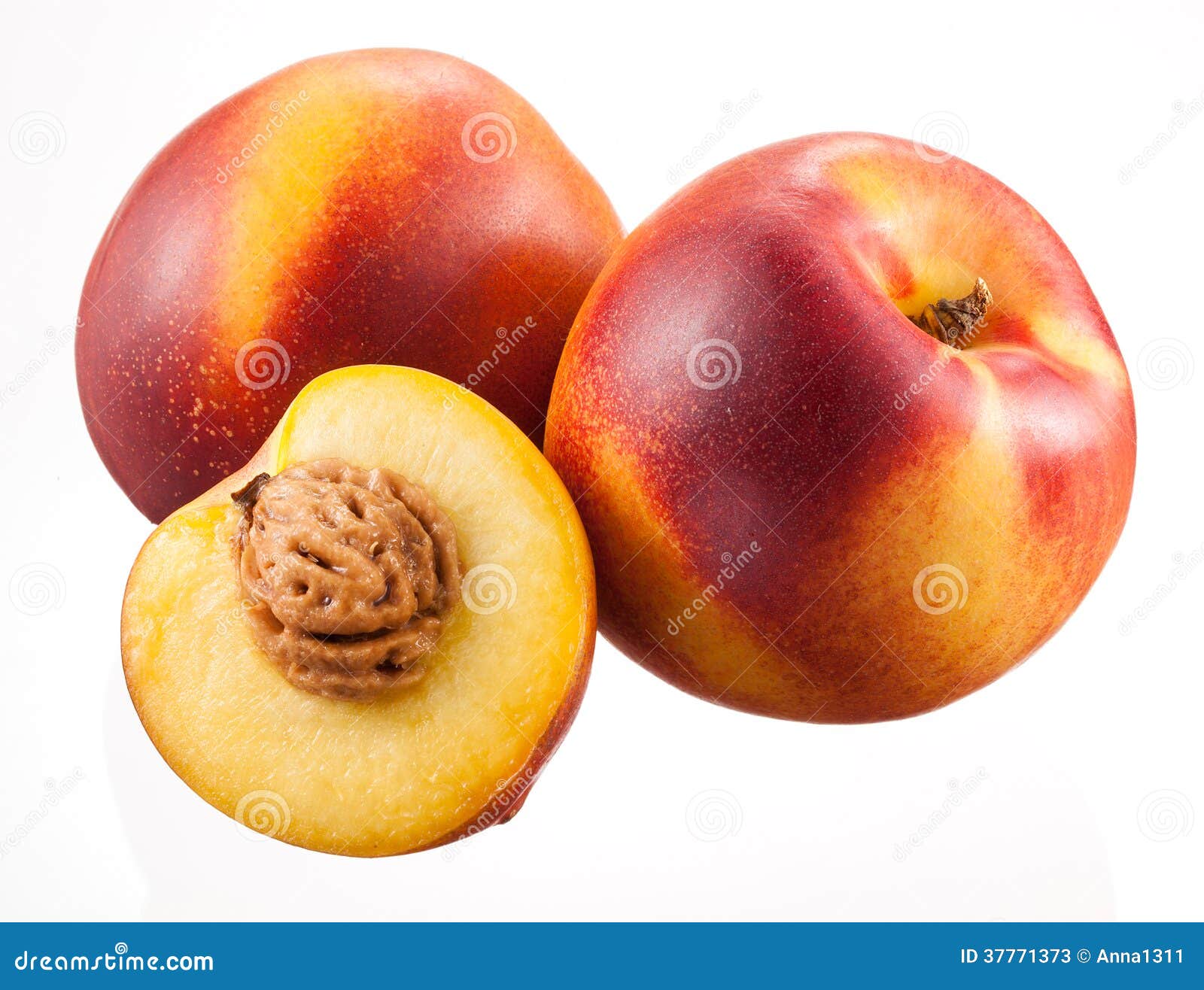 Nectarines Met Half Geïsoleerd Op Wit Stock Afbeelding Image of ronde