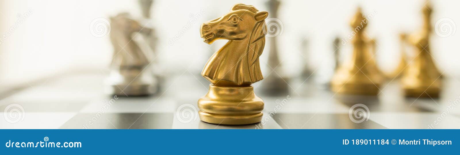 Xadrez de ouro no jogo de tabuleiro de xadrez para o conceito de liderança  de metáfora de negócios, Foto Grátis