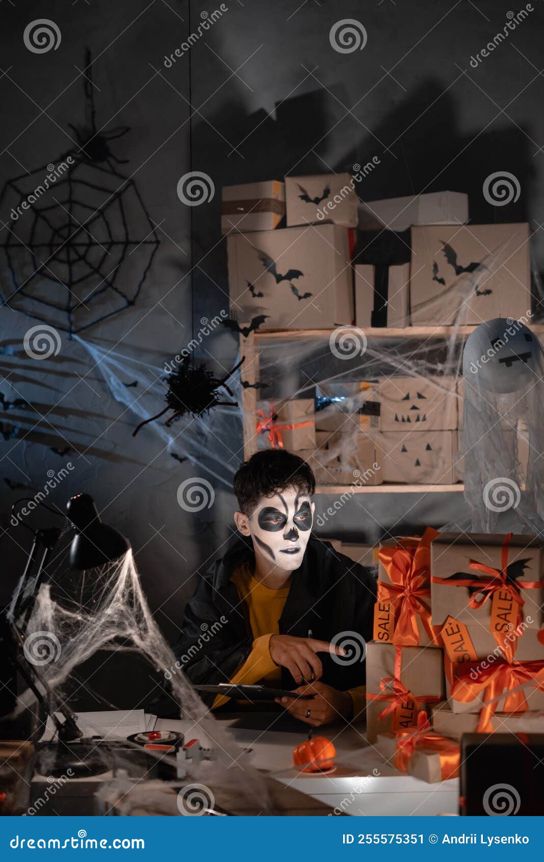 Negocio De Entrega. Un Hombre Con Maquillaje Craneoencefálico Se Sienta En Su Casa Entre Cajas De Telaraña Llevando El Rastro De C Imagen de archivo - Imagen de fantasma, servicio: 255575351 Negocio De Entrega. Un Hombre Con Maquillaje Craneoencefálico Se Sienta En Su Casa Entre Cajas De Telaraña Llevando El Rastro De C Imagen de archivo - Imagen de fantasma, servicio: 255575351