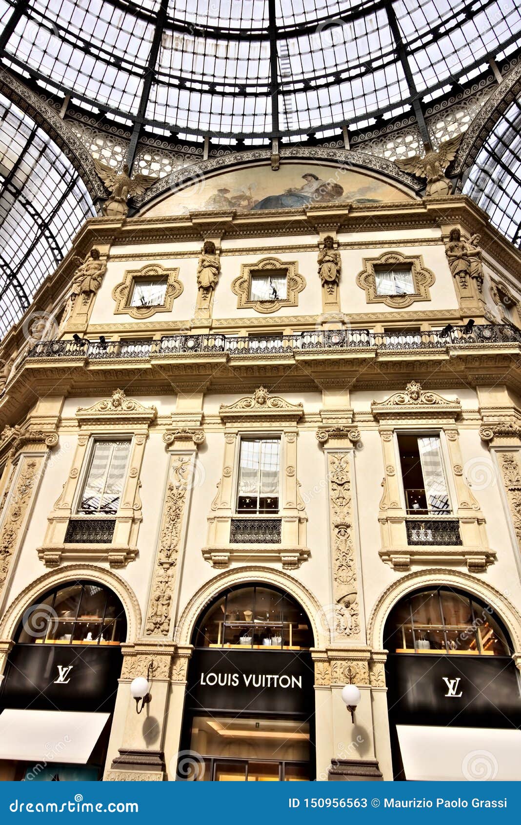 Negozio Di Louis Vuitton Alla Galleria Vittorio Emanuele II A Milano Fotografia Stock Editoriale ...