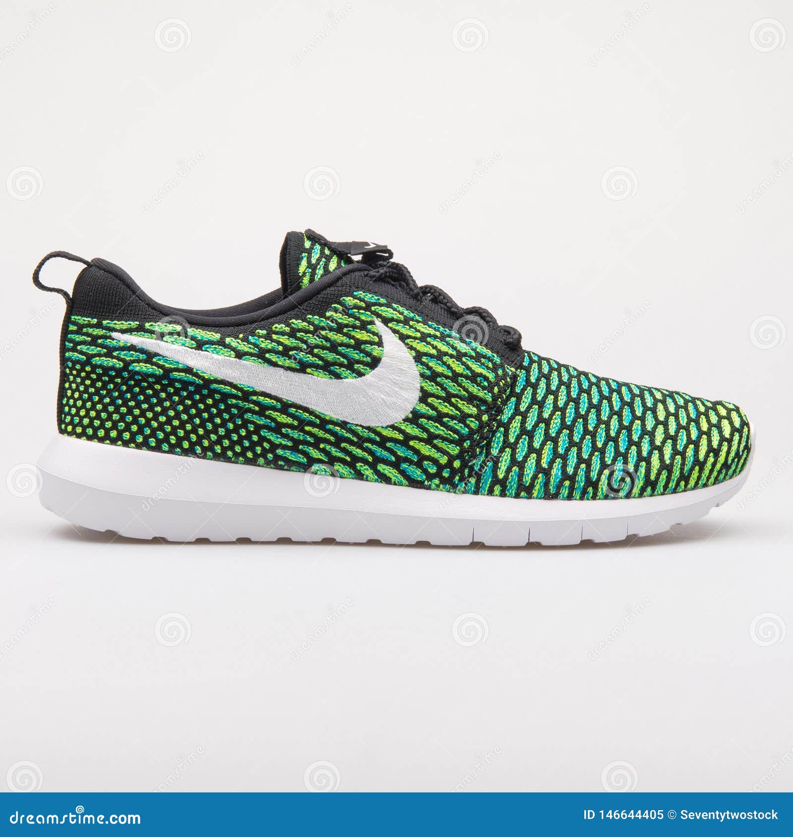 Negro De Nike Roshe Nanómetro Y Zapatilla De Deporte Verde Imagen editorial - Imagen de hombres, retroceder: 146644405