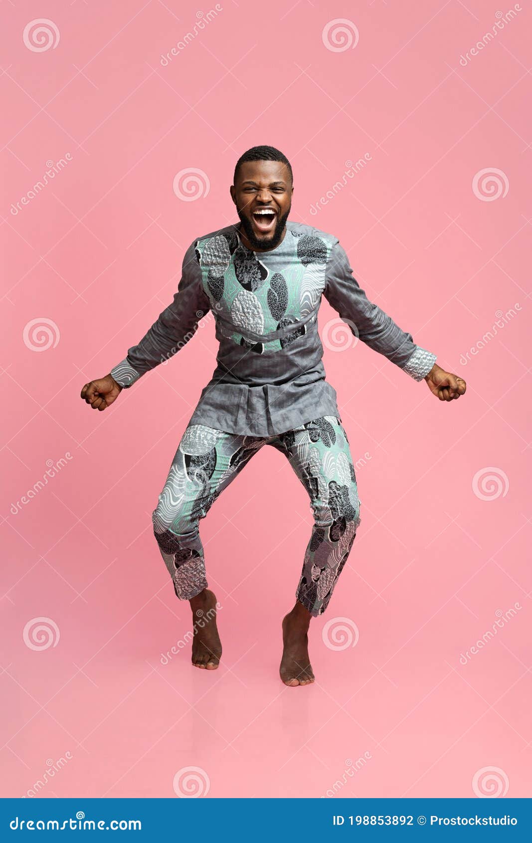 Negro Emocional Con Disfraz Africano Bailando Sobre Fondo Rosado Foto de  archivo - Imagen de auténtico, camisa: 198853892