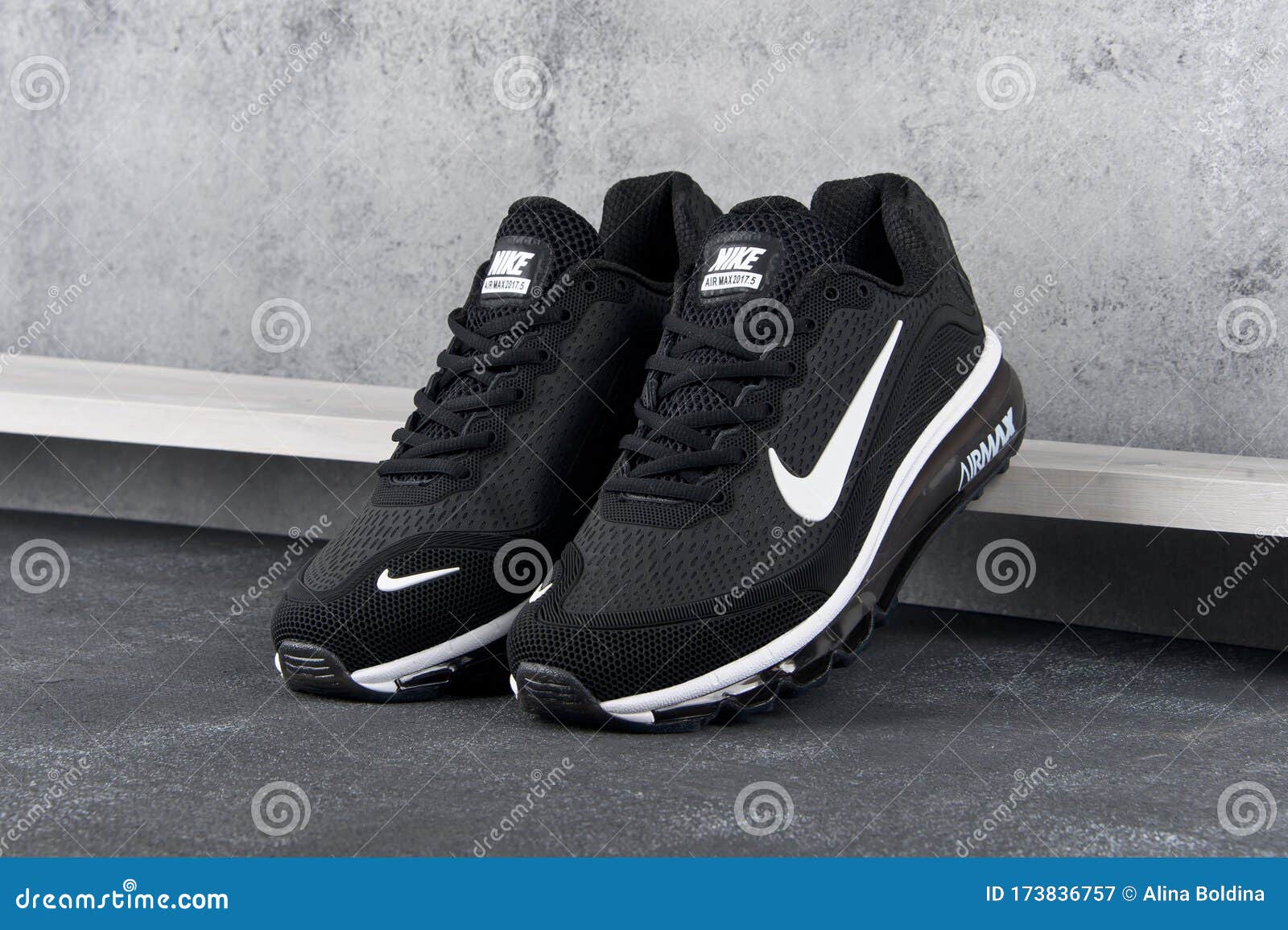 Negro Nike Air Max 2017 Zapatillas De Correr Zapatillas De Deporte Disparadas Sobre Fondo Gris Abstracto. Rusia 12 De Fotografía editorial - de equipo, 173836757
