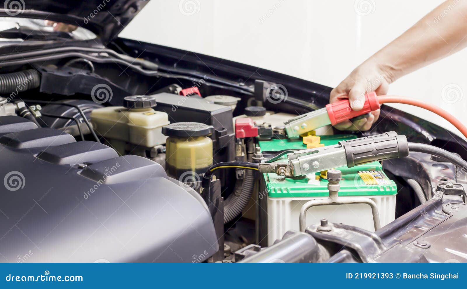 Nehmen Sie Eine Nahaufnahme Auto Batterie Laden Jumper Kabel