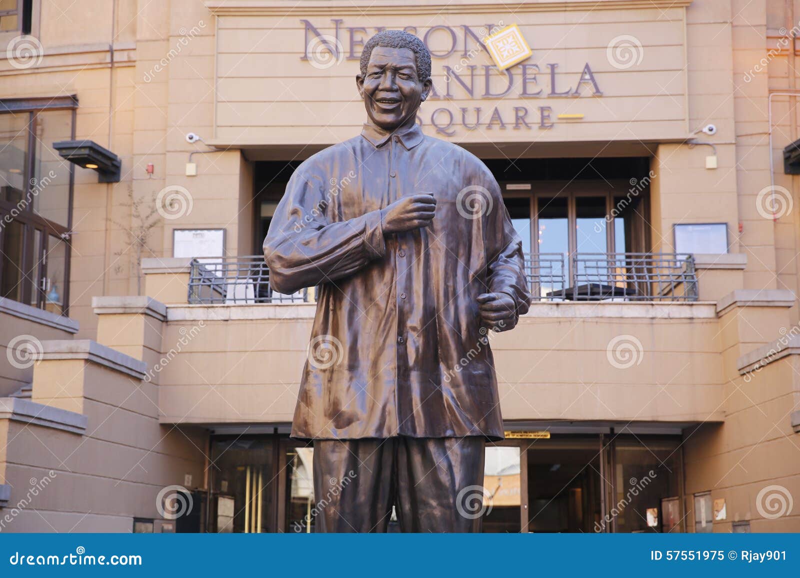 Nelson Mandela Statue editorial image. Image of background - 57551975