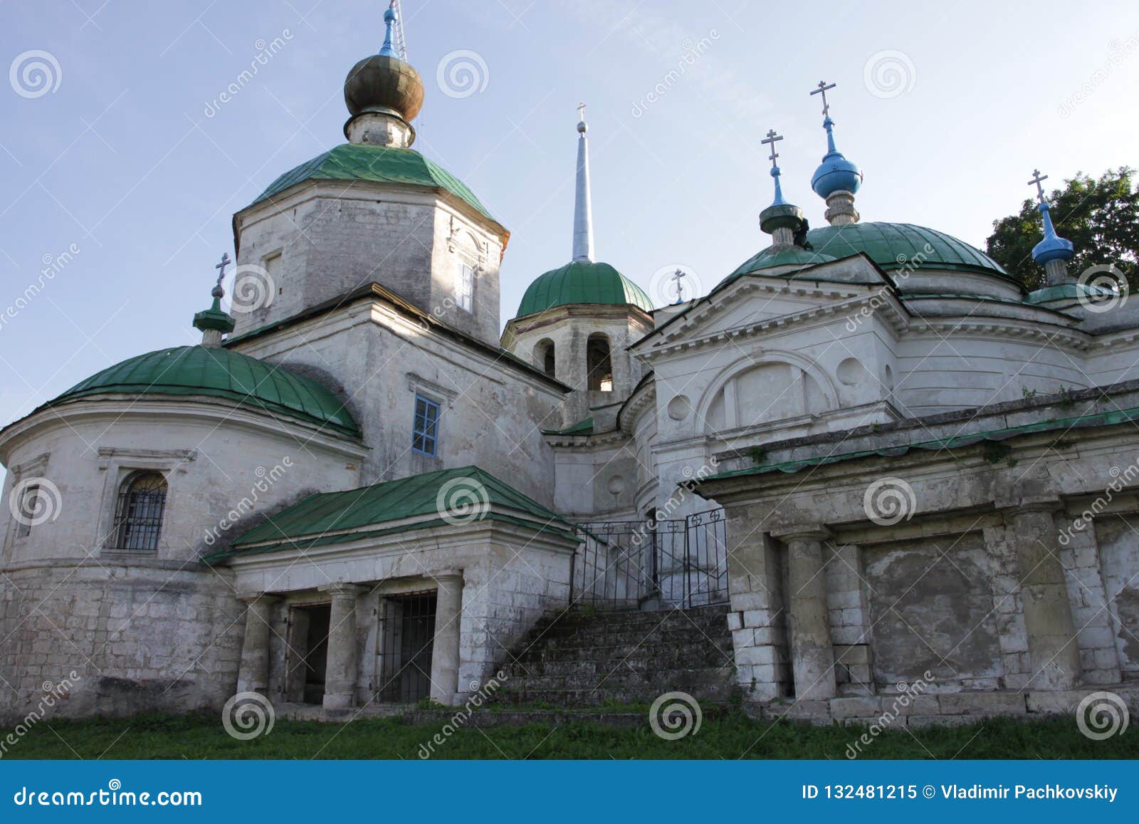 34/5000 Neobychnaya Tserkov` V Gorode Staritsa Unusual Church in the