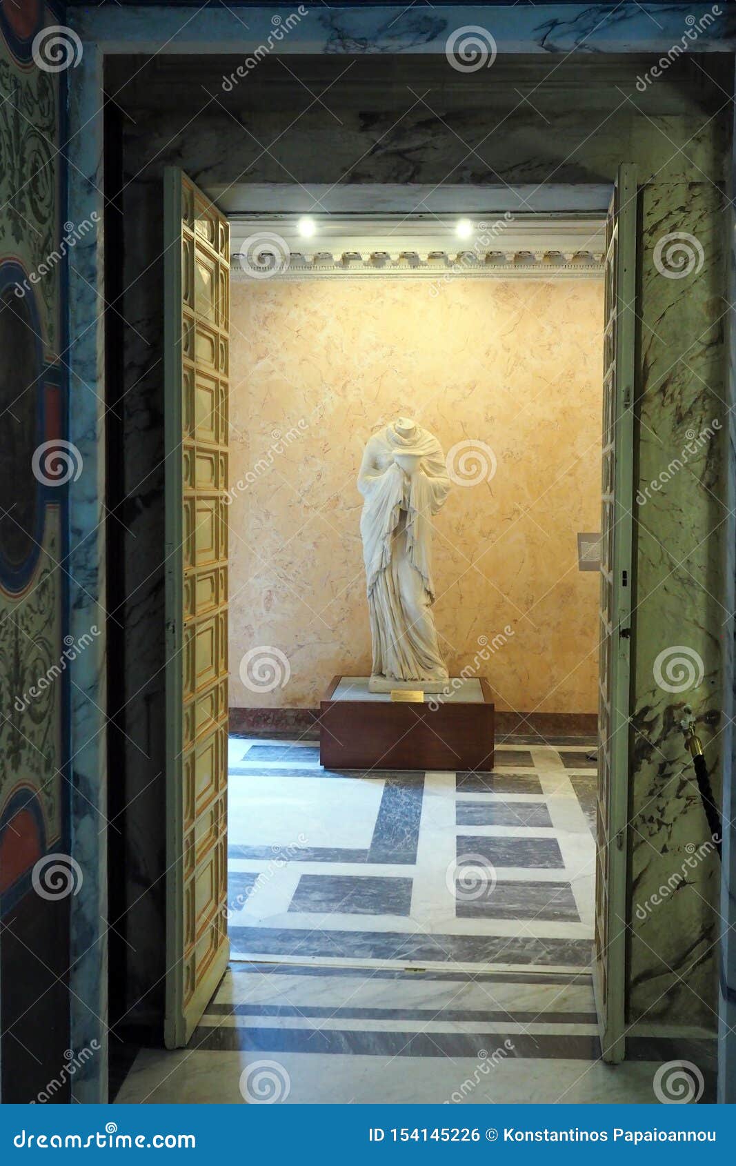 Neoklassiek paleis van Villa Torlonia in Rome, Italië. Tweede vestibule in het neoklassieke paleis vandaag Museum van Villa Torlonia, Rome, Italië Beeldhouwwerk dat Pandora vertegenwoordigt Torlonia Pandora is een reproductie van Capitoline Pandora die misschien oorspronkelijk een priester vertegenwoordigde die een vaas houden Het werd gevonden in de Villa van Hadrian in Tivoli zonder hoofd en werd het bezit van HoofdIppolito d'Este