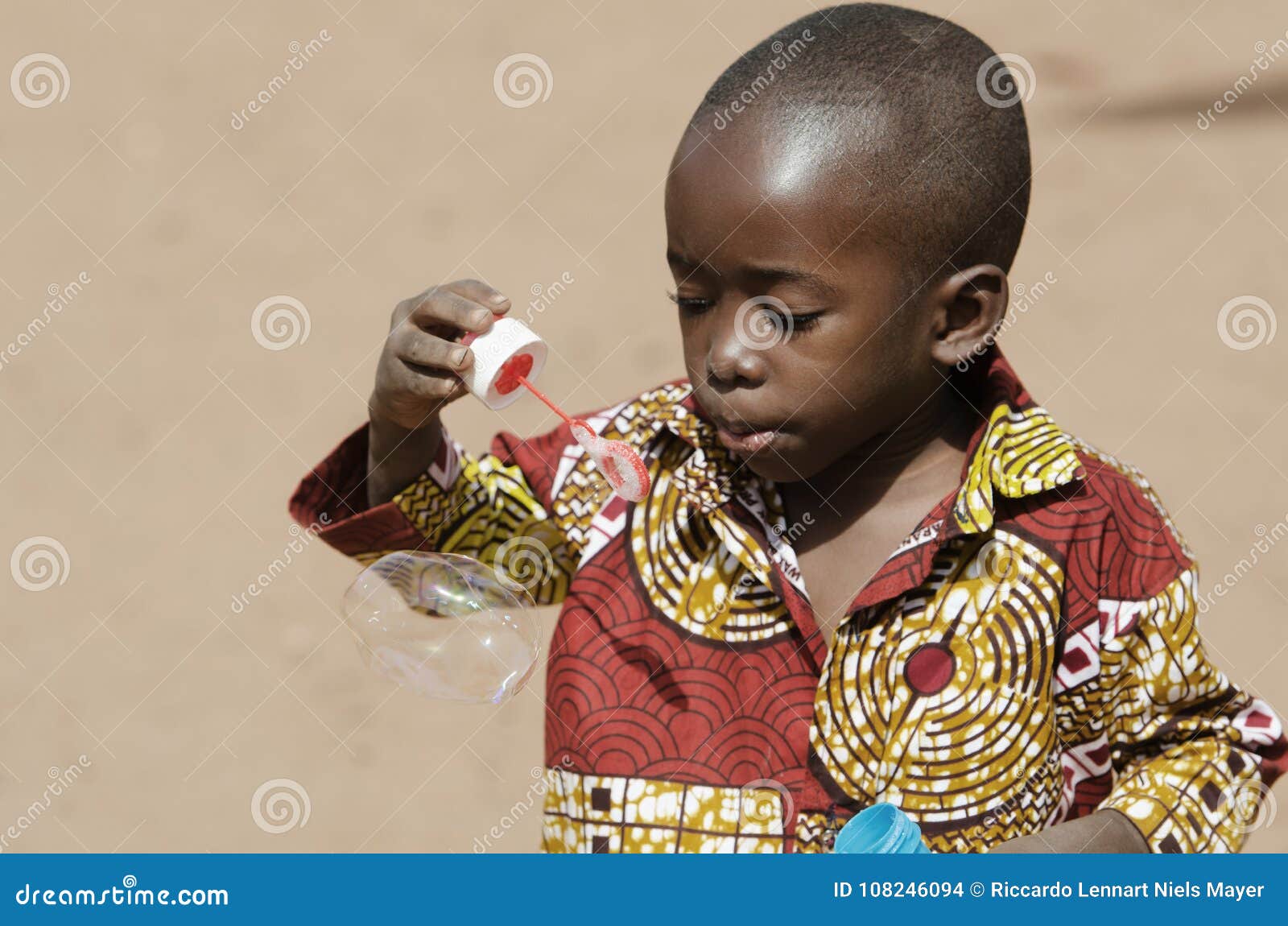 Neonato Africano Bello Divertendosi All'aperto Con Le Bolle Di Sapone  Fotografia Stock - Immagine di ragazzi, bambako: 108246094