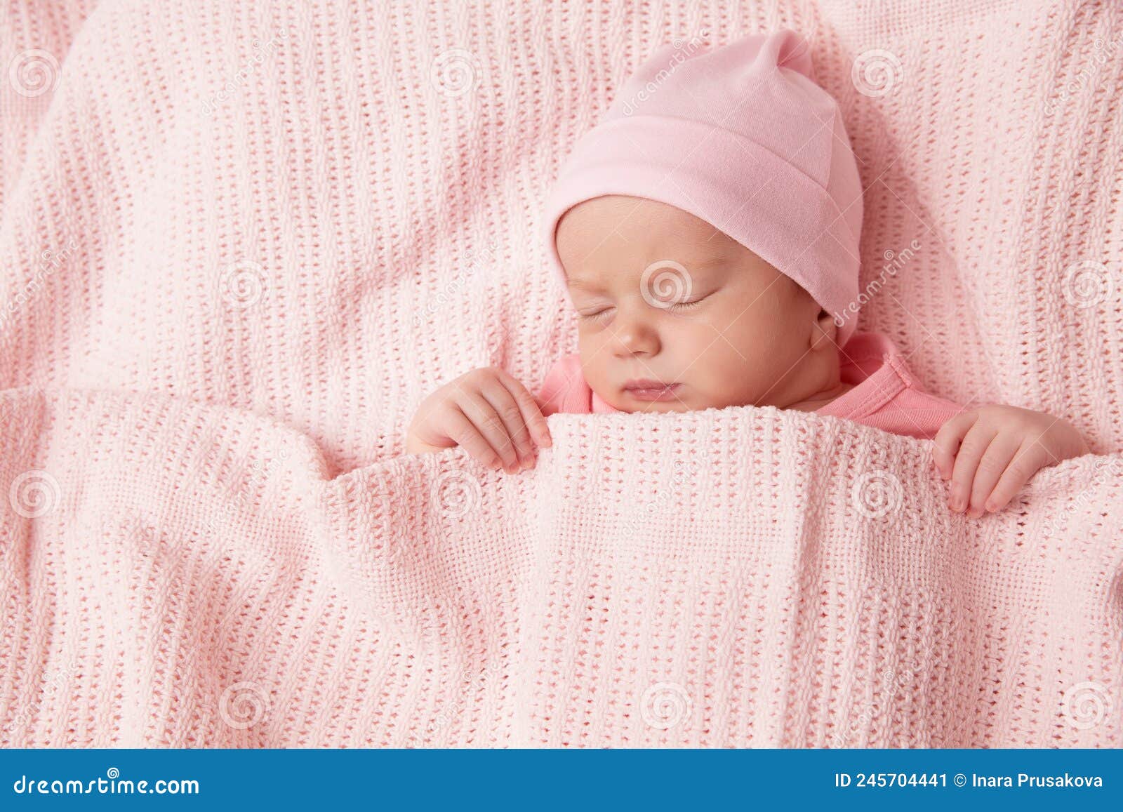 Neonato Che Dorme Sotto Coperta a Maglia. Bambino Carino Avvolto