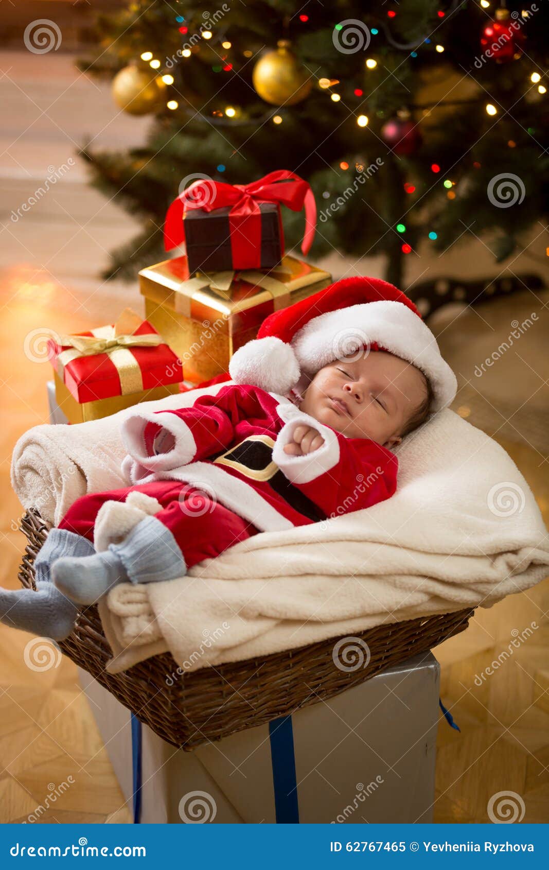 Foto Di Natale Neonati.Neonato In Costume Di Santa Che Dorme Sotto L Albero Di Natale Immagine Stock Immagine Di Regalo Felicit 62767465