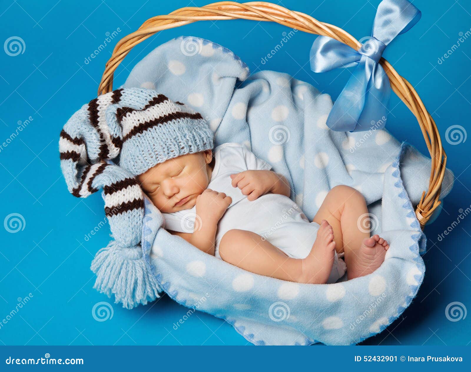 Neonato dentro il canestro, sogno neonato del bambino in cappello di ... Sognare un bambino neonato