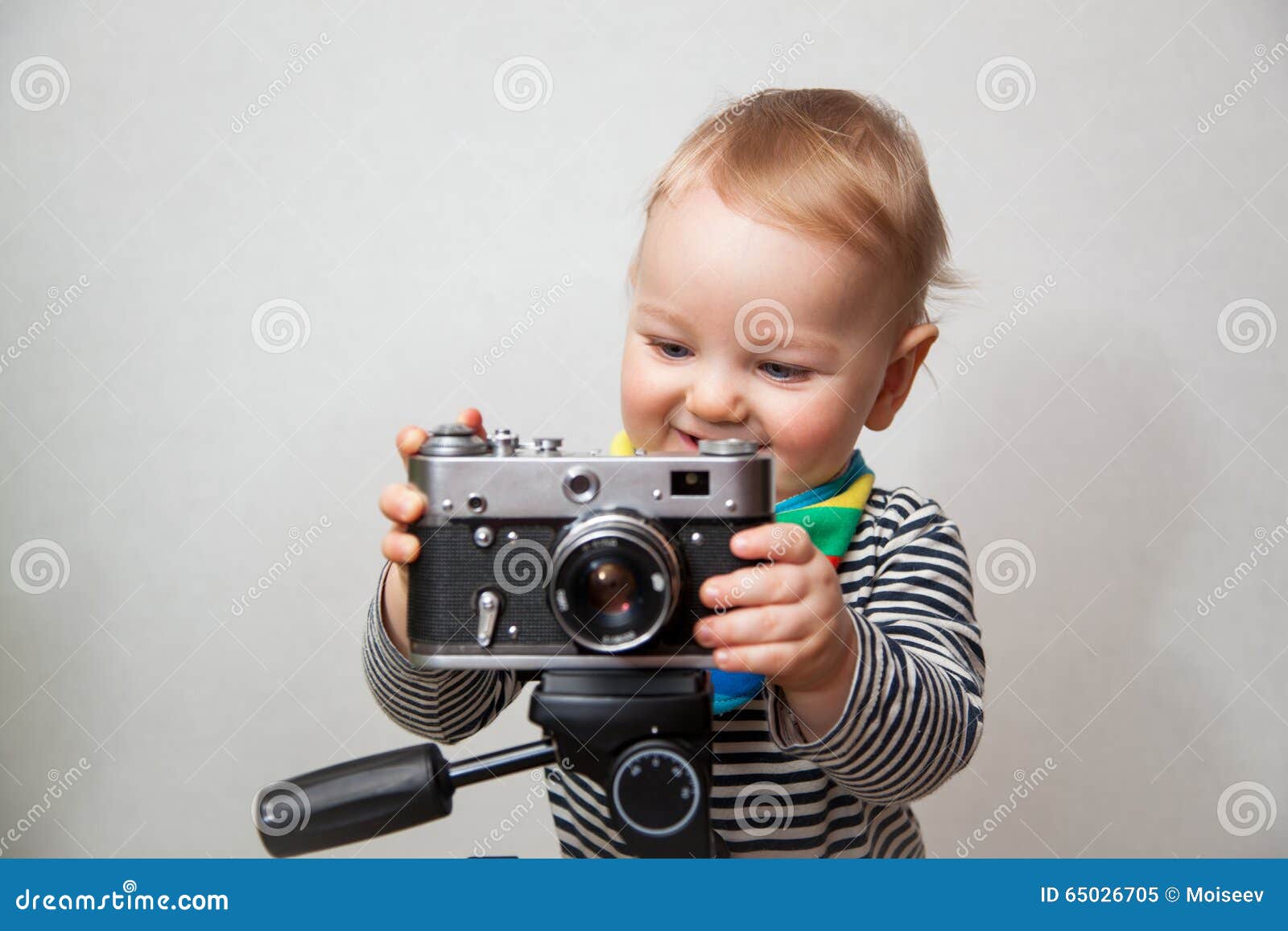 Neonato di un anno con la macchina fotografica all'antica della foto