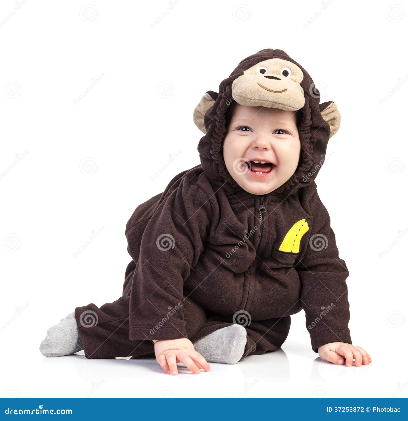 Neonato vestito in costume della scimmia sopra bianco. Il neonato si è vestito in costume della scimmia sopra fondo bianco